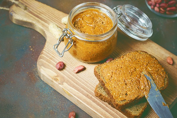 homemade organic creamy peanut butter in a jar - Ореховое пралине