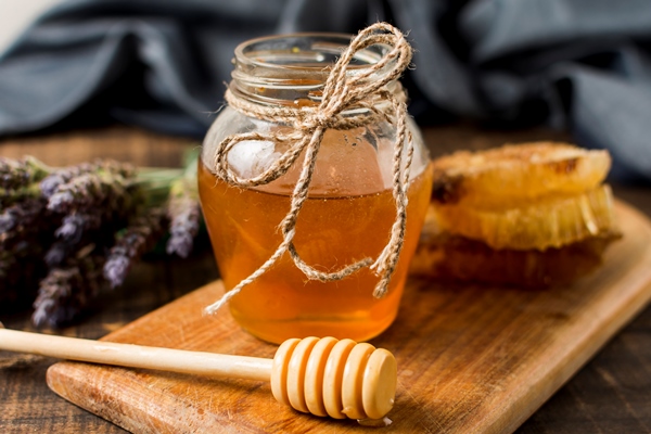 honey jar with spoon - Овсянка без варки с мандарином