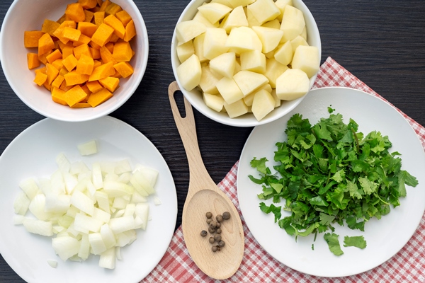 ingredients for soup top view of carrot onion potato cilantro pepper - Суп из белой фасоли и корнишонов с клёцками