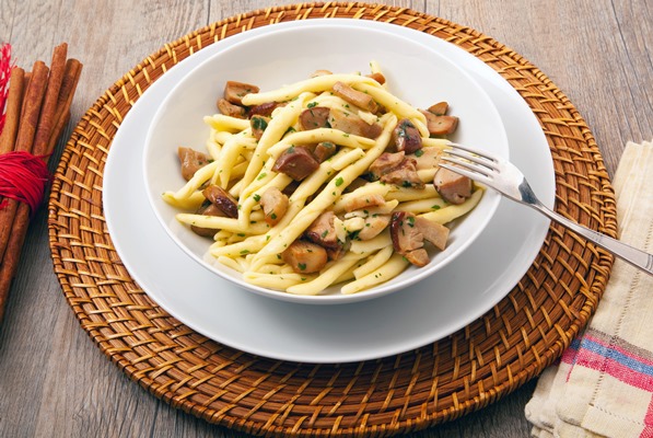 italian pasta with mushroom 1 - Монастырская кухня: лапша с грибами и лимонный пирог (видео)