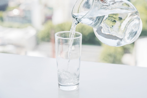 jar filling glass of water - Постная каша из льняного семени