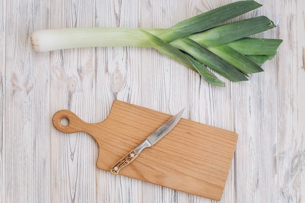 leek onion on the wooden table top view and flat lay - Монастырская кухня: тёплый салат из зелёной фасоли и каша-мешанка (видео)