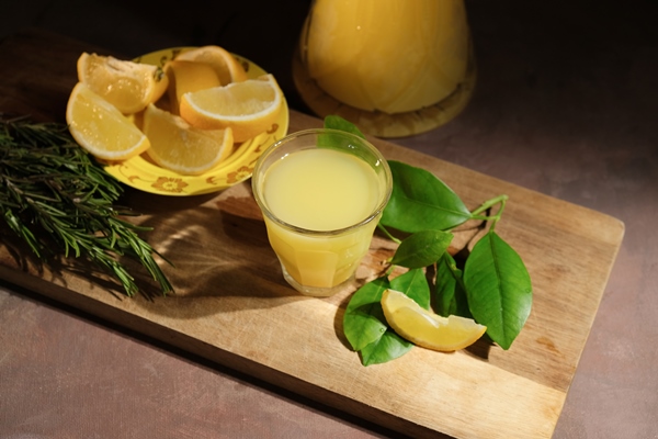 limoncello italian lemon alcoholic drink - Хумус с баклажанами