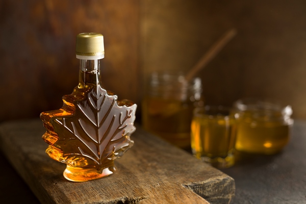maple canadian syrup in a glass bottle - Кокосово-миндальный урбеч