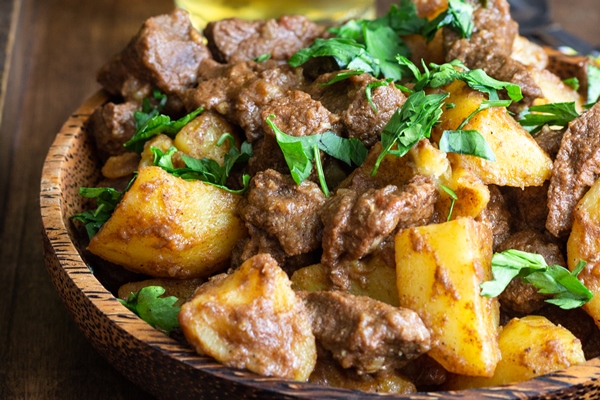 meat stew with potatoes and parsley in wooden dish traditional portuguese meat stew - Почки в луковом соусе