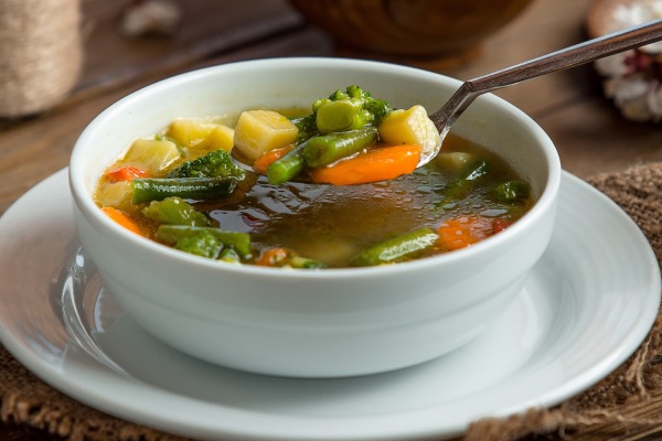 minestrone soup on the table - Монастырская кухня: печенье на томатном соке, овсяный суп с цветной капустой (видео)