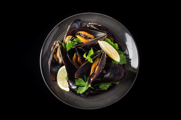 mussels in wine with parsley and lemon seafood - Монастырская кухня: мидии в белом вине, салат из авокадо со спаржей и креветками (видео)