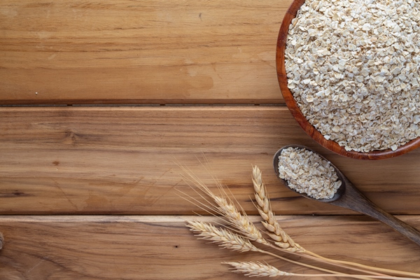 oatmeal is placed on a brown wood 1 - Монастырская кухня: рисовые котлеты с грибным соусом, овсяное печенье (видео)