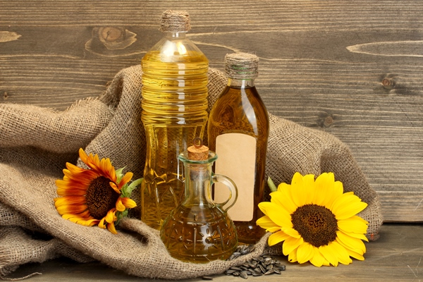 oil in bottles sunflowers and seeds on wooden background - Монастырская кухня: суп "Святогорский", печенье курабье (видео)