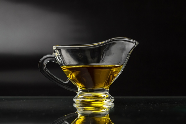 olive oil in a glass gravy boat on a black surface - Блинный торт с заварным кремом