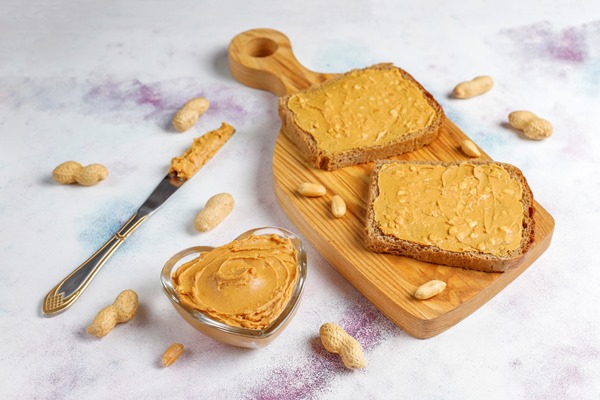 peanut butter sandwiches or toasts with raspberry jam - Арахисовая паста с кокосом