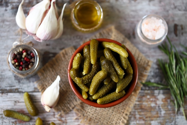 pickled gherkins bowl with gherkins - Суп из белой фасоли и корнишонов с клёцками