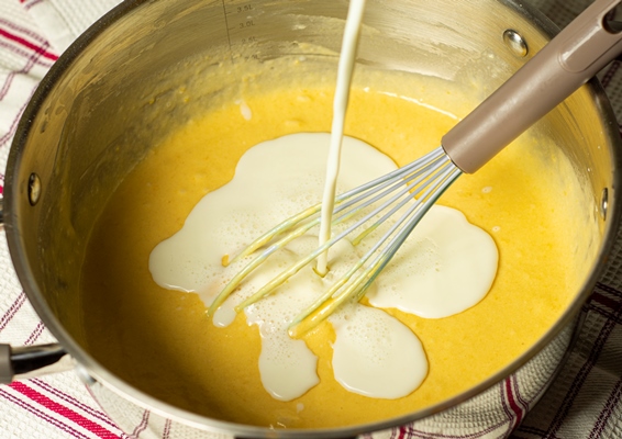 preparation of dough for pancakes at home - Блинный торт с заварным кремом