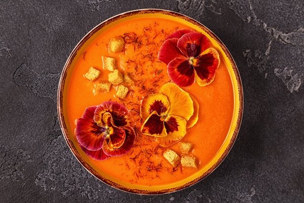 pumpkin carrot soup with saffron and edible flowers pansy - Монастырская кухня: суп-пюре морковно-тыквенный, овощи-гриль, салат из красной фасоли с грибами и сухарями (видео)