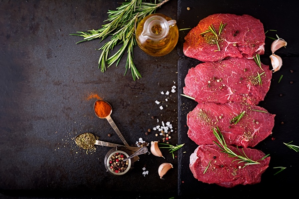 raw beef steaks with spices and rosemary flat lay top view - Мясо в сметане