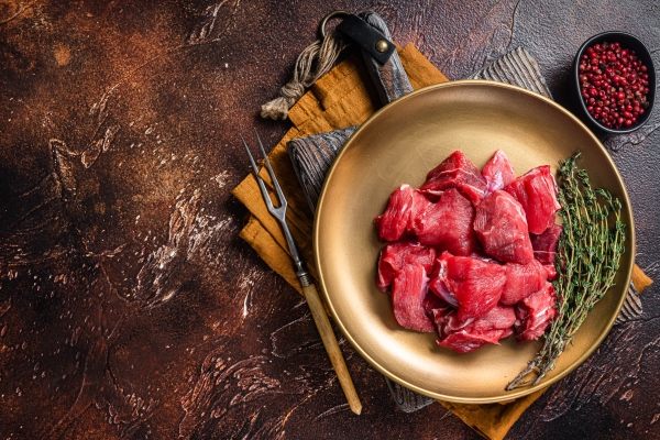 raw diced lamb mutton meat with thyme dark background top view copy space - Шашлыки
