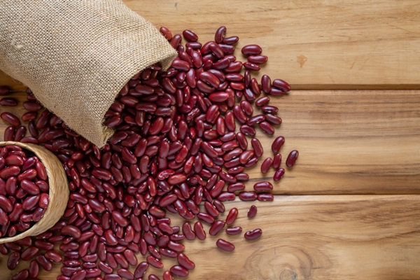 red bean paste on brown wood floor - Канапе с баклажанными рулетиками и постным паштетом