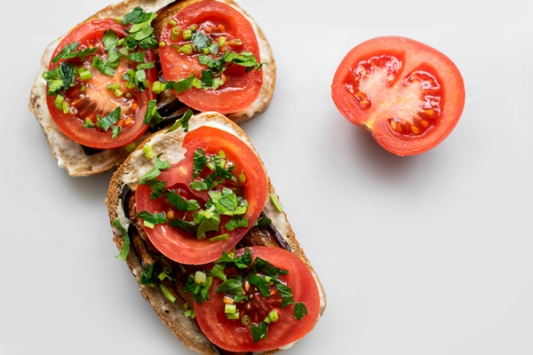 red tomatoes delicious sandwiches with fresh vegetables and greens - Постные бутерброды с томатами и луком