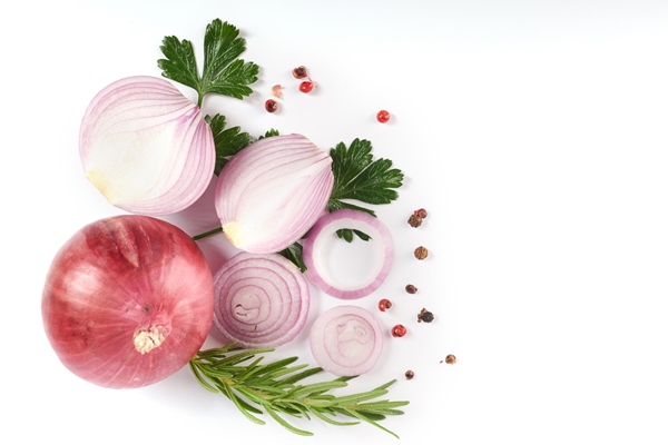 red whole and sliced onion fresh onion isolated on white surface with clipping path sliced red onion with parsley on the white 1 - Фокачча с помидорами и луком