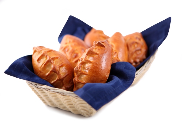 restaurant food patty stuffed in wicker basket isolated on white background - Монастырская кухня: ржаные пирожки с горохом, постный рассольник