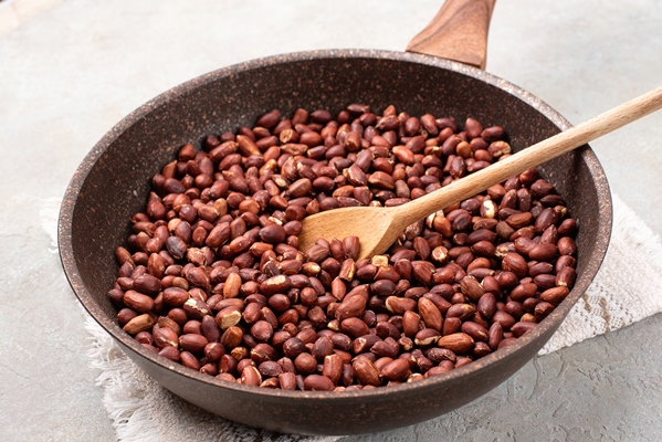 roasted peanuts in a pan 1 - Как правильно жарить арахис