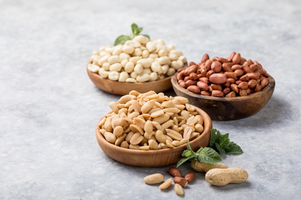 roasted salted peanuts crispy nuts in bowl on stone table - Солёная арахисовая паста