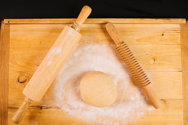 rolling pins and dough on board - Монастырская кухня: рисовая каша с морковью, печенье макруд