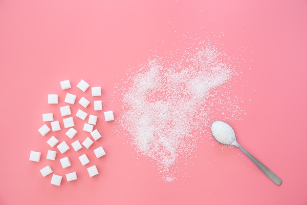 scattered sugar and sugar cubes on a pink background flat lay - Морковная бабка