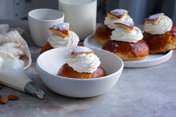 semla or semlor vastlakukkel laskiaispulla is a traditional sweet roll made in various forms in sweden finland estonia norway denmark especially shrove monday and shrove tuesday - Сметана, взбитая с сахаром