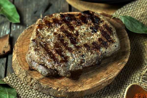 side view of grilled beef steak - Бифштекс с яйцом