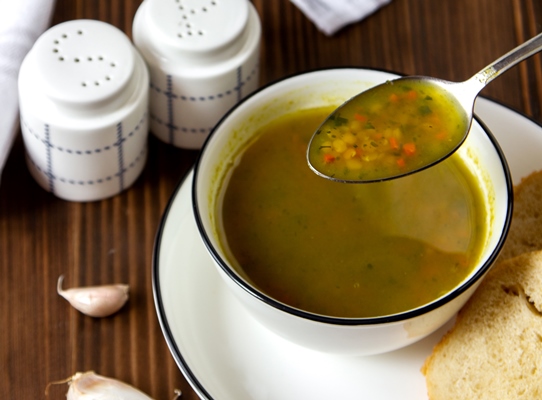 side view soup with lentils with slices of bread with salt and pepper - Монастырская кухня: чечевичный суп с квашеной капустой, жареные пирожки с капустой