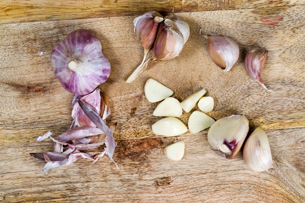 sliced for cooking fresh natural garlic natural organic garlic - Монастырская кухня: рис с чечевицей, яблочный мусс (видео)