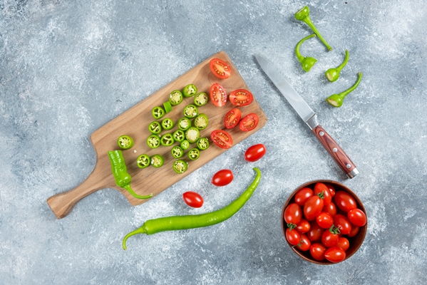 sliced jalapeno peppers and tomatoes on wooden board - Постное "севиче" из цветной капусты
