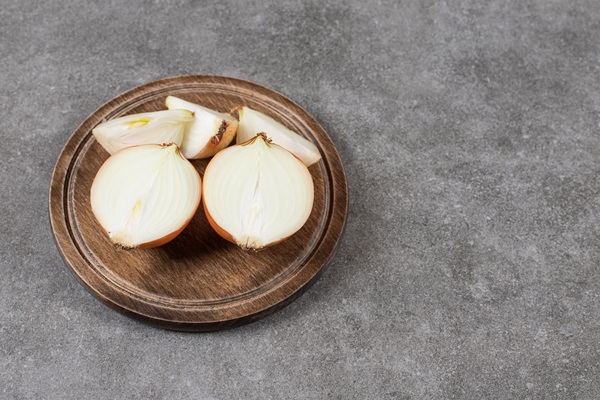 sliced onions closeup photo - Монастырская кухня: галушки по-охотничьи, лимонное печенье (видео)