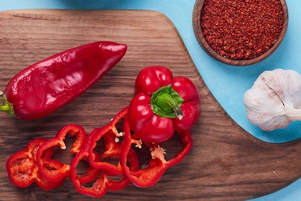sliced red chili and bell peppers on a wooden platter served with chips top view - Постный соус "Тысяча островов"