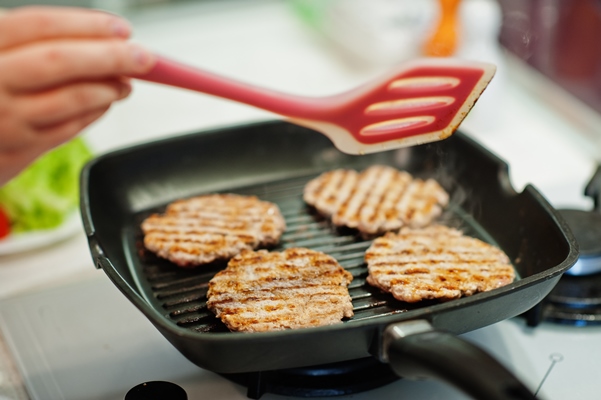 sooking burgers in the kitchen at home during quarantine time - Шницель рубленый