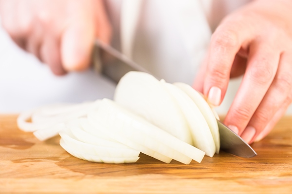 step by step slicing yellow onion with kitchen knife on a cutting board 1 1 - Монастырская кухня: перловка с квашеной капустой и яблочный рулет (видео)