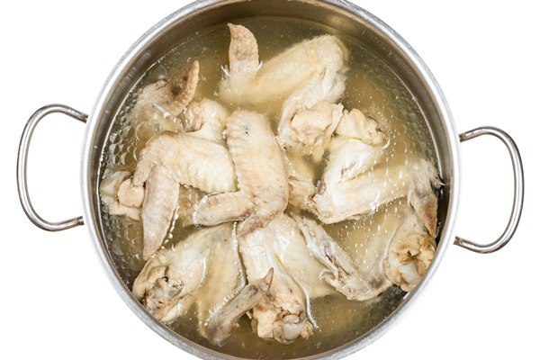 stewpan with boiled chicken wings isolated - Сметанный соус для котлет и печени
