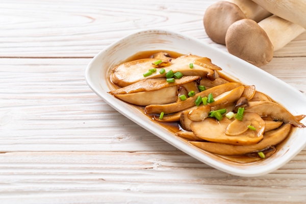 stir fried king oyster mushroom in oyster sauce 1 - Вешенки жареные в маринаде