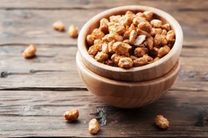 sugared peanuts on the wooden table - Как правильно жарить арахис