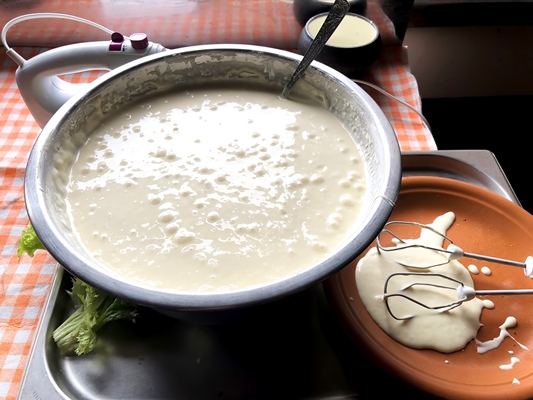 the process of making thick pancakes tasty pancakes - Монастырская кухня: запеканка из картофеля с сельдью, оладьи из овсяных хлопьев