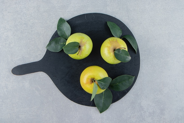 three fresh apples on black wooden board - Монастырская кухня: вареники с картошкой, яблоки в тесте (видео)