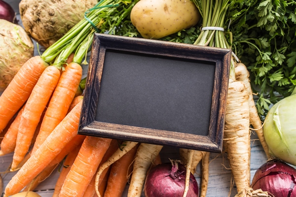 top of view empty chalkboard on fresh vegetables 1 - Монастырская кухня: рассольник, постные блинчики с яблоками