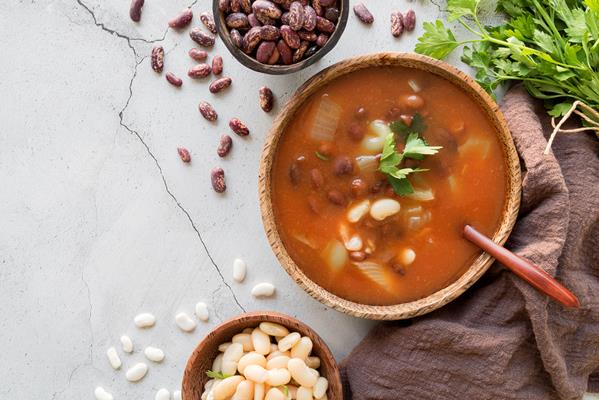 top view of delicious healthy food - Монастырская кухня: овсянка с горошком, томатный суп с фасолью