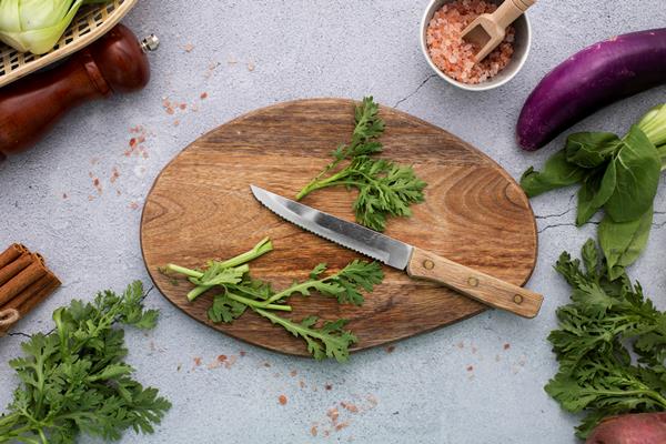 top view rucola on cutting board - Винегрет из сырых овощей, постный стол
