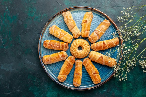 top view sweet delicious bagels baked pastry inside tray on dark green desk - Монастырская кухня: фасолевый суп с орехами, банановый рулет