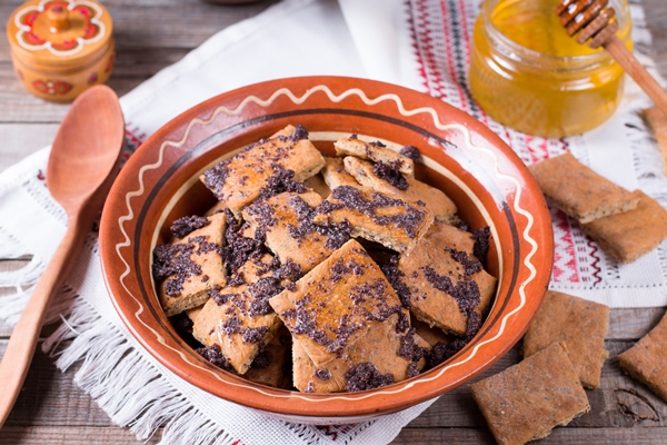 traditional russian cakes with poppy seeds and honey in a ceramic bowl - Монастырская кухня: печенье маковое с карамелью, морковный суп-пюре