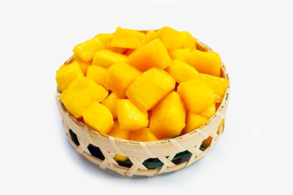 tropical fruit mango cube slices in bamboo basket on white background 51524 24922 - Кунжутно-манговый соус без варки