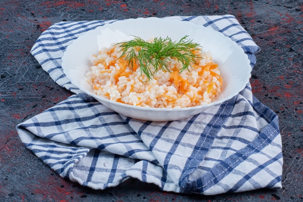 turkish menemen with herbs in a white plate - Монастырская кухня: рисовая каша с морковью, печенье макруд