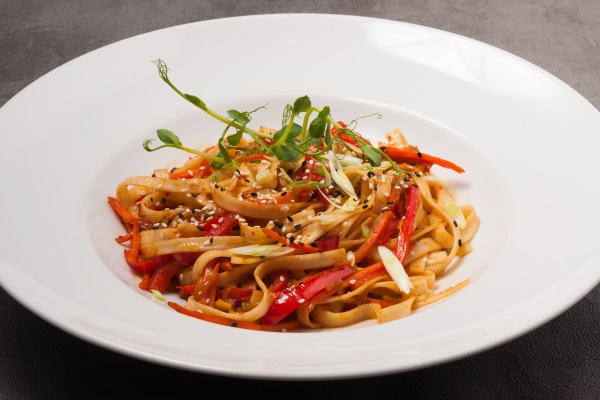 udon wheat noodles with vegetables sesame seeds and microgreens - Монастырская кухня: пшённая каша с квашеной капустой, фасолевая лапша